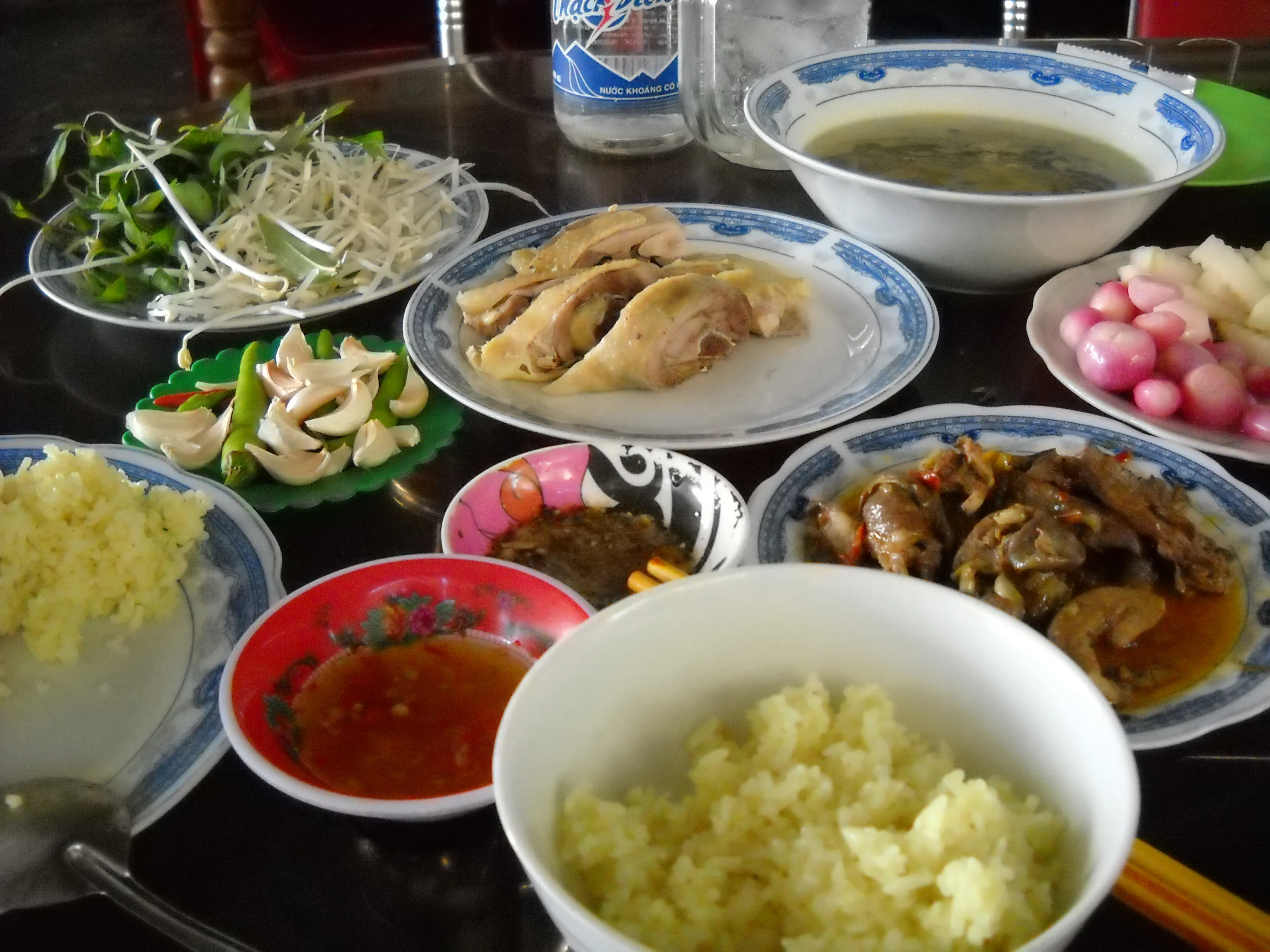 Đĩa Cơm Gà Phan Thiết hạt cơm dẻo thơm thịt gà thả vườn vàng nghệ