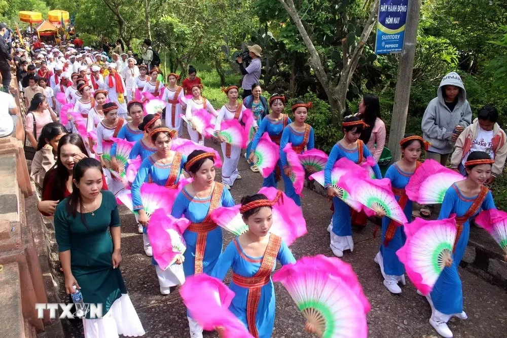 Lễ nghinh rước y trang nữ thần Pô Sah Inư