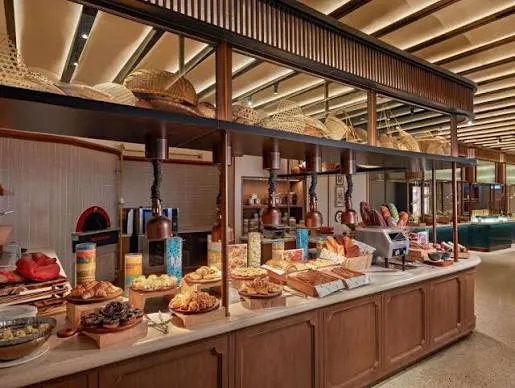 Quầy buffet phong phú tại nhà hàng Mövenpick Resort