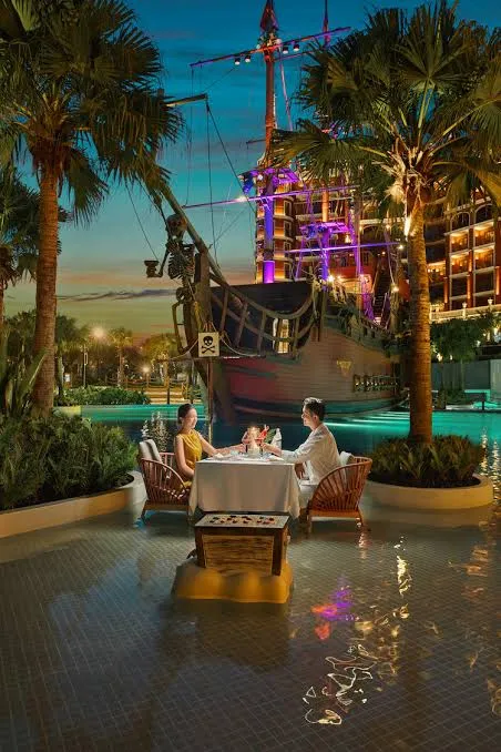 Không gian ăn tối lãng mạn ven biển tại Mövenpick về đêm