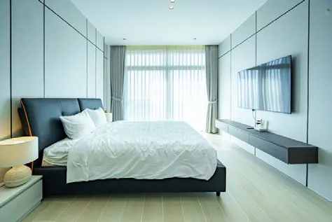 Phòng ngủ chính đã hoàn thiện với kệ tivi treo tường