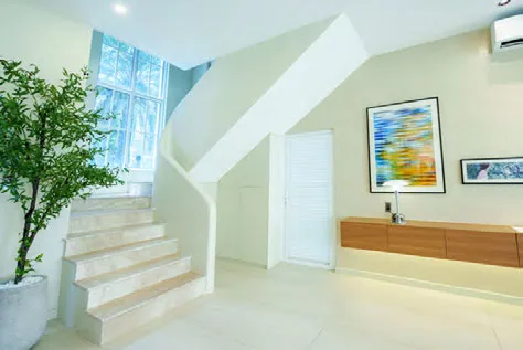 Sảnh thang và kệ trang trí sau hoàn thiện