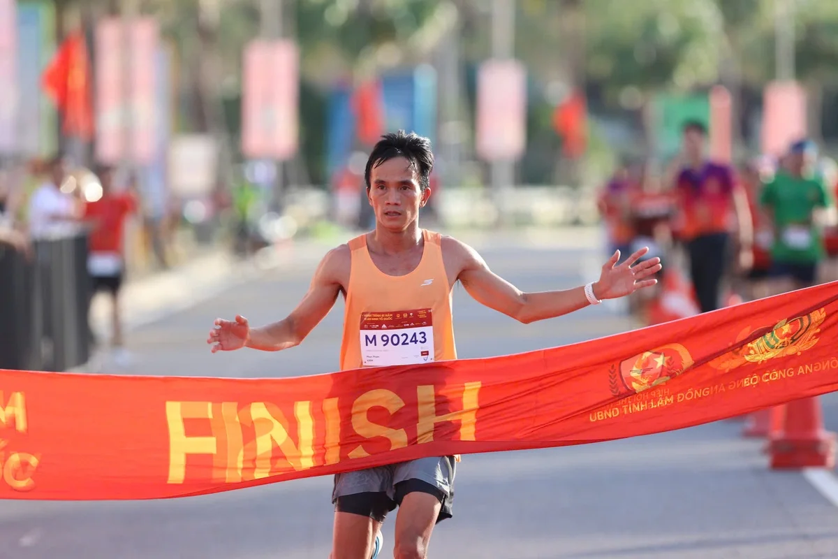 Nhà vô địch cự ly 42km nam giải chạy 81 năm tại NovaWorld Phan Thiết